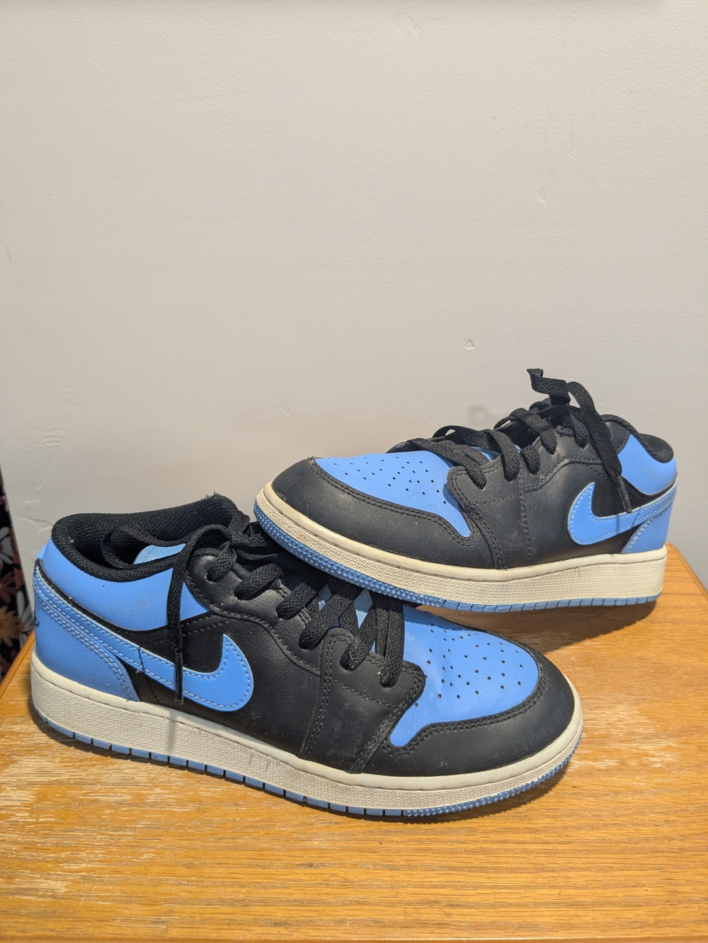 Nike Women's Black and Blue Low-Top Sneakers